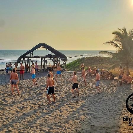 The Driftwood Surfer Beachfront Hostel / Restaurant / Bar, El Paredon El Paredón Buena Vista Dış mekan fotoğraf