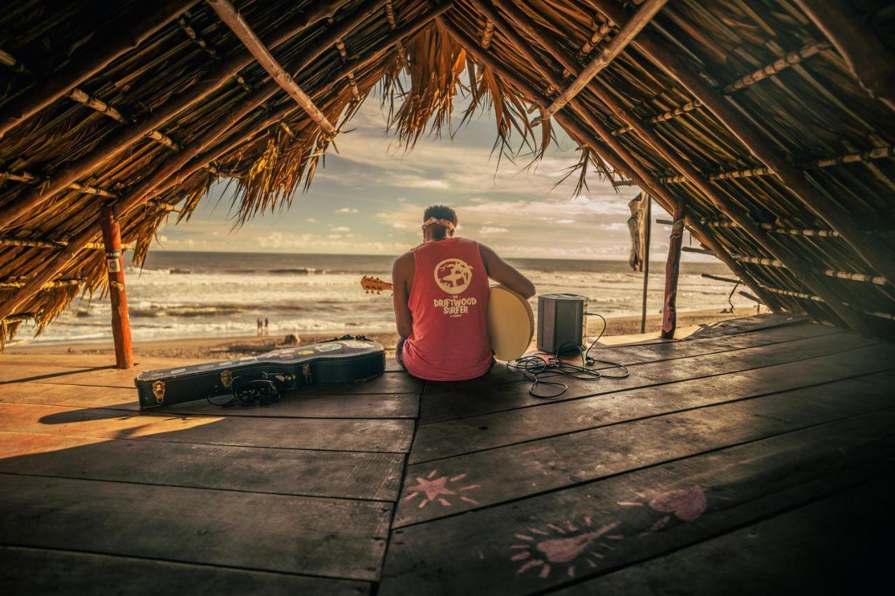 The Driftwood Surfer Beachfront Hostel / Restaurant / Bar, El Paredon El Paredón Buena Vista Dış mekan fotoğraf